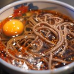 そば処港屋 - 冷たい肉そば 870円 のつけ汁の中の蕎麦と生卵