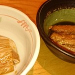 たべたろう - お通しは鮪カマトロの漬け(左)とサバの醤油煮(右)
