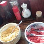 武蔵ラーメン - 卓上には無料ﾄｯﾋﾟﾝｸﾞのﾆﾝﾆｸﾁｯﾌﾟ、紅ｼｮｳｶﾞがあります。