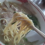 麺は中細麺ストレートで、断面はエッジのないスクエア形、低加水率。