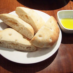 ジャッジョーロ ハーブハウス - ランチのフォカッチャとオリーブオイル