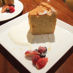 ジャッジョーロ ハーブハウス - ジンジャーとオリーブオイルのシフォンケーキ(840円)