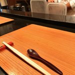 面 - 面の割り箸は利休（両端を面取りした手にやさしい仕上げ）。割れ具合もスパっと刃物で切ったように清々しく割れる。重さも非常に軽い。