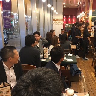 大きな窓で解放感ある、窓側の４名席