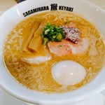 味噌らーめん(８５０円)+味玉１００円　トッピングはスモーキーな豚肩ロース＆とろける豚バラチャーシュー、メンマ２本、青葱＆赤玉葱、味玉。