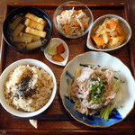 ぼん しいく - 今日の定食（豚肉のねぎともやしの梅風味蒸し）