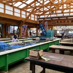 玄海みなとん里 - 店内(奥はカキ小屋)