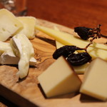 "dining" 269 - 厳選チーズの盛り合わせ　800円