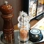 Suehiro Kan - スエヒロ館 東葛西店 卓上の胡椒と塩