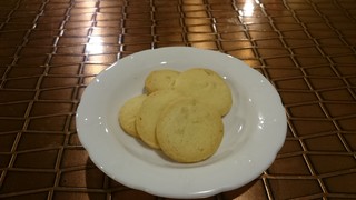 Airando - ドリンクを注文すると御菓子が1個付きます。このクッキーはピーナッツクッキーです。