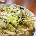 中華そば みかさ - 中華そば 680円 鼻をつく独特のスープ。野菜たっぷり！