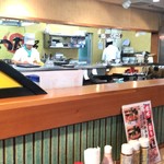 かつ太郎本店 - 清潔感を感じる厨房…