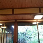 元祖 本吉屋 - テーブルによっては、お庭が楽しめます