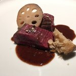 花小町 - 人吉月村の鹿の腿肉 八代の、氷川町の蓮根 蓮根の赤ワインソース