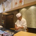 弁天山美家古寿司 - 話し上手で人柄の良いご主人