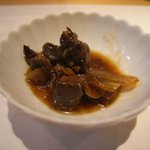 弁天山美家古寿司 - お通し（マグロの血合いをショウガ醤油で煮たもの）