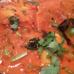 グルガオン - ゴア風 シーフードカレーは、トマトベースのルゥ、具は海老と魚です。