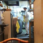 グルガオン - 厨房では現地の腕利きたちが奮闘中！