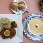 ジューシーあつあつサクサクメンチカツ1,080円(パンとスープをプラス)