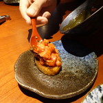 蕃 YORONIKU - 焼いたバゲットの上に特製ユッケを乗せて食べます