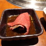 蕃 YORONIKU - タレをたっぷりつけて