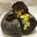 Pane Ho Maretta - ブラックココアの生地に、ドライフルーツとおいもをたっぷり！