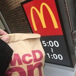 McDonald's - 2017/11 朝マックのテイクアウト………。定番の ソーセージマフィン 100円、そして、マクドナルドの公式アプリ McDonald’s Japanのクーポンで、プレミアムローストコーヒー (アイス)(M) 150円→100円