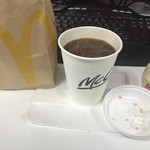 McDonald's - 2017/11 朝マックのテイクアウト………。定番の ソーセージマフィン 100円、そして、マクドナルドの公式アプリ McDonald’s Japanのクーポンで、プレミアムローストコーヒー (アイス)(M) 150円→100円