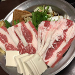 相撲茶屋 ちゃんこ 江戸沢 - 牛すき焼き( ˙◊︎˙ )…脂身だらけ。お肉切ってそのまんま、鍋に投入されている。