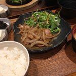 ごはんや農家の台所 - 豚肩ロース玉ねぎの生姜焼き膳