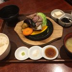 ごはんや農家の台所 - 山盛り香ばし野菜豚肉石焼き膳