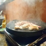 Nagoyamotsuyakihitosuji - 最初はお肉から焼いていきます♪