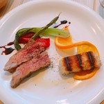 ラ グリーリア - 短角牛のグリル(左)、メカジキの香草パン粉グリル(右)