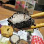 藍風珈琲店 - みぬだる 白身魚に黒胡麻のタレが しっかりと覆っているもの。 これもまた美味いっ。