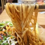 自然派中華 クイジン - 棒々鶏冷麺 黒胡麻麺　麺リフト