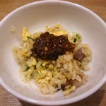 自然派中華 クイジン - たっぷり葱とチャーシューの炒飯　麻辣煮込みのソースを掛けて
