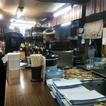 いこい - 長く伸びるカウンターテーブル