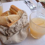 ルグドゥノム ブション リヨネ - パンとグレープフルーツジュース。