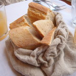 ルグドゥノム ブション リヨネ - パンとグレープフルーツジュース。