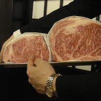 ざくろ 銀座店 - 肉見せ（手前がリブロース、奥がサーロイン）