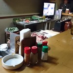 やきとり たかはし - カウンターは電気がついていません