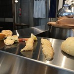 天ぷら五種（海老・烏賊・かしわ・半熟卵・かぼちゃ）。