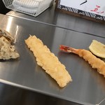 天ぷらと寿司 ミコ - 天ぷら三種。