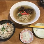 玉那覇ウシ商店 - 