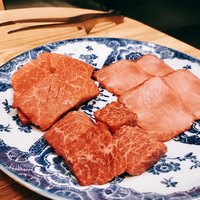 焼肉すどう 春吉 - ○タン元（焦し葱粉）、しんしん、ハラミ（燻製醤油）