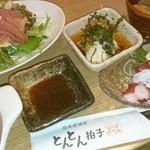 Tonton biushi - 豚肉料理専門店とはいえ、そこは港町八戸。お刺身もしっかりセットされています。
                        