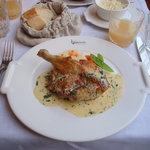 ルグドゥノム ブション リヨネ - 本日の肉料理(若鶏のロースト　クリームソース(正式名称は不明))。