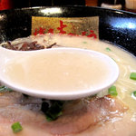 博多　志どう - ラーメン鉢はお洒落。そこそこ濃厚でクリーミーな上品白濁系豚骨スープ。量もそこそこ。
