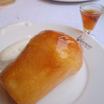 ルグドゥノム ブション リヨネ - ラム酒風味のババ。