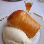 ルグドゥノム ブション リヨネ - ラム酒風味のババ。